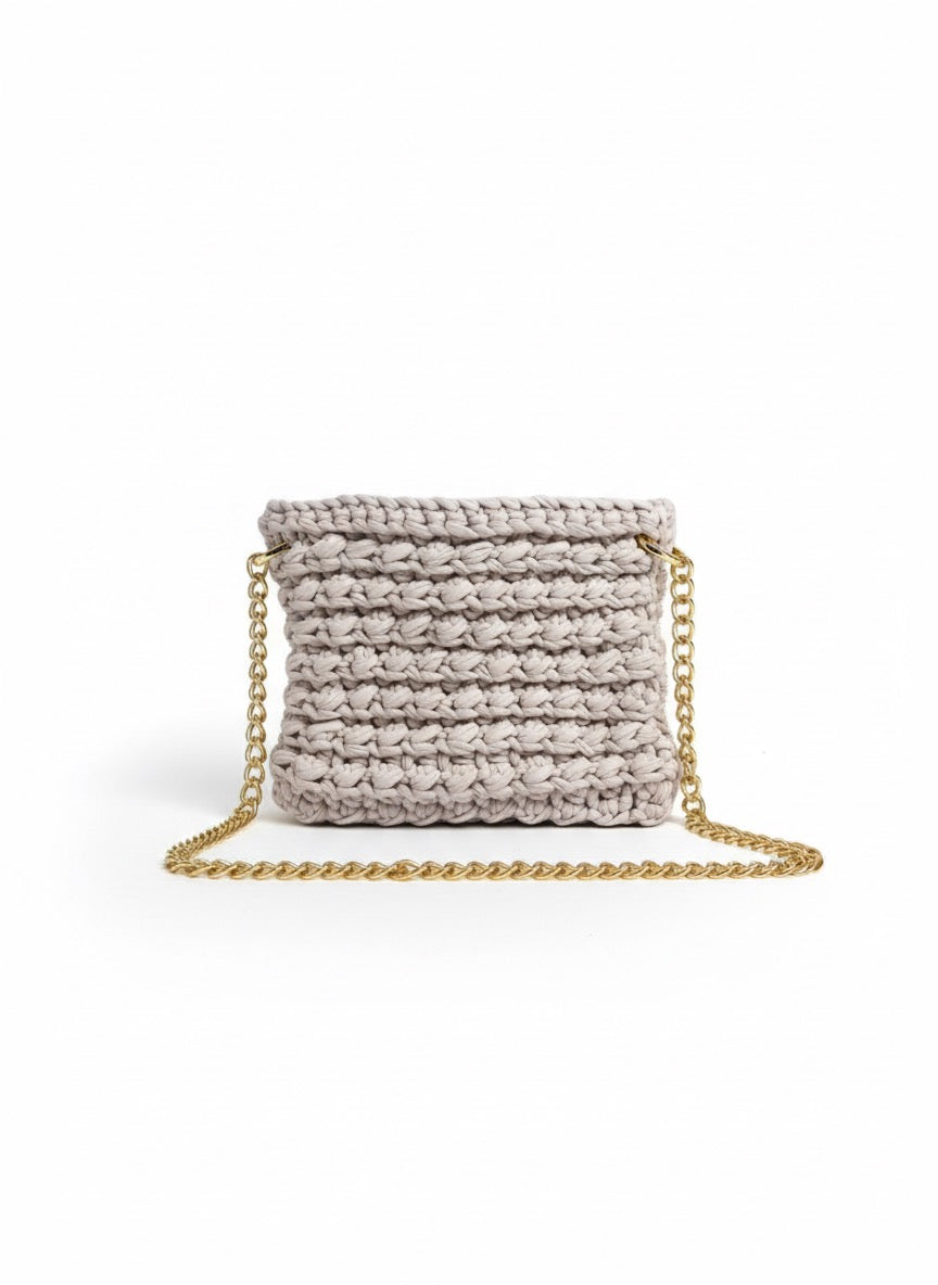 Bolsa de Crochê com Corrente Dourada